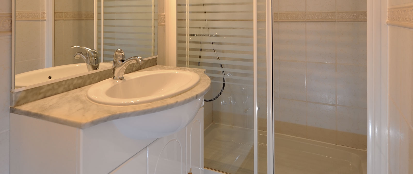 Bathroom with shower Brown naturist studio flat rental