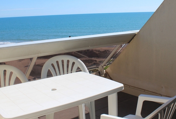 Classic naturist studio flat for rent with sea view