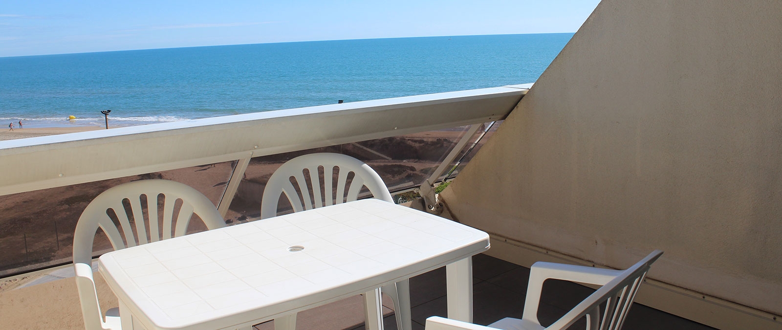 Classic naturist studio flat for rent with sea view
