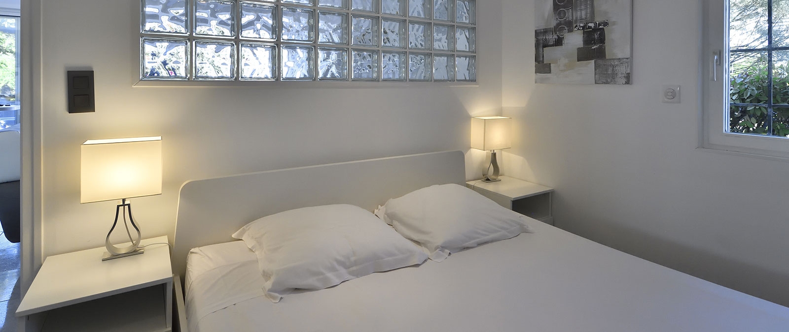 Dormitorio de villa libertina de Fifty shades con cama doble