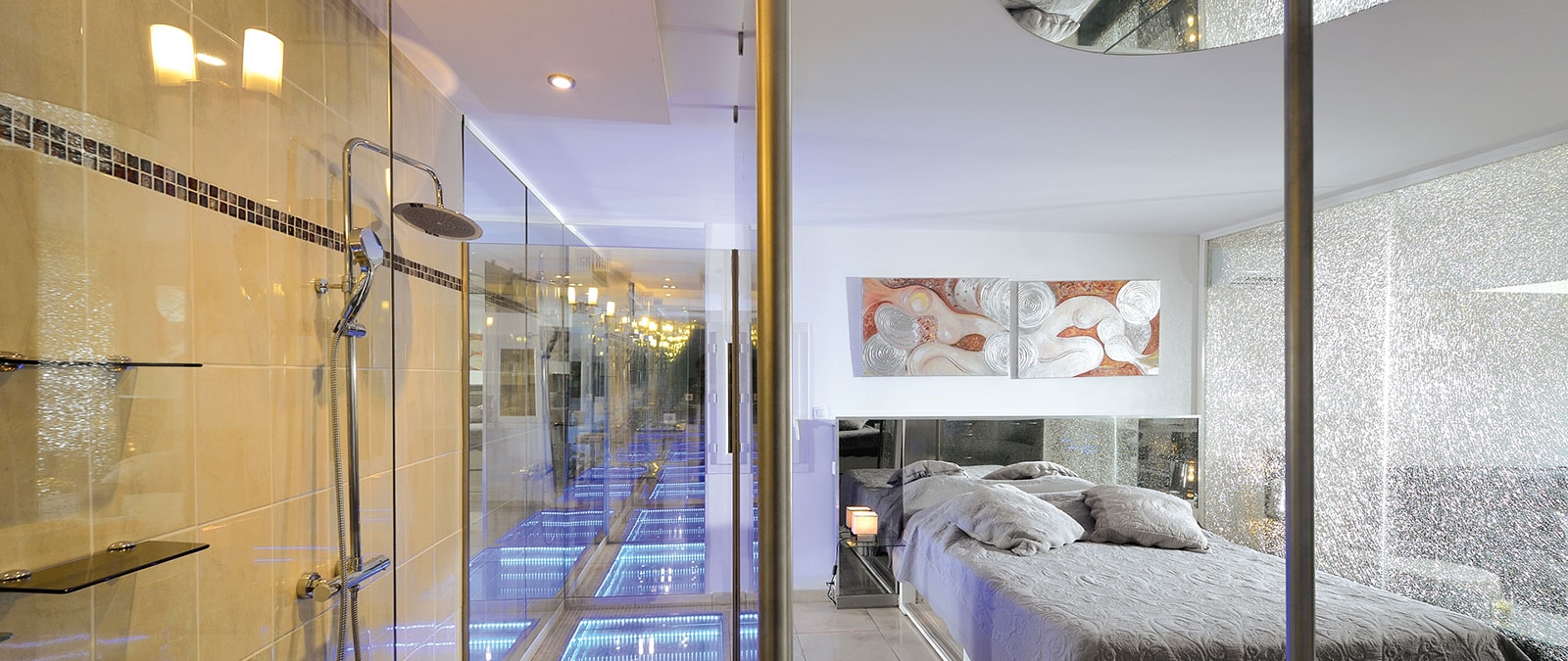 Área de dormir con cama en 160 villa naturista Shimmer