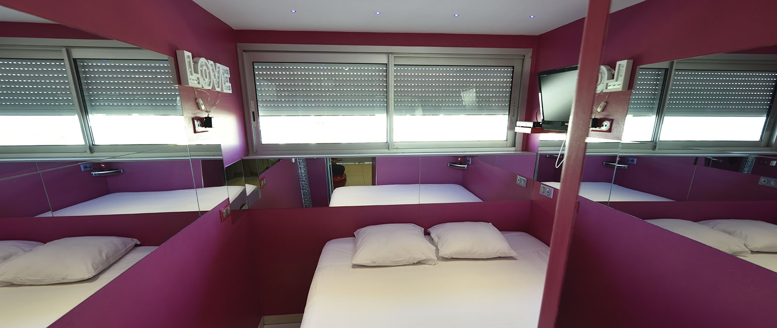 Dormitorio con cama doble en 180 estudio naturista de alquiler Amour Fou