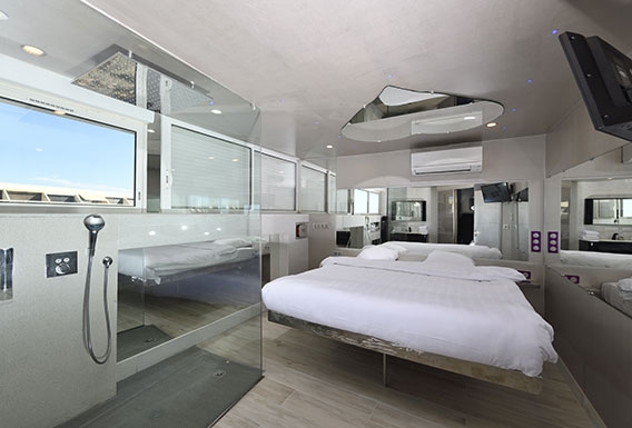 Schlafzimmer mit Doppelbett Swinger-Mietwohnung Apartment Petit Prince