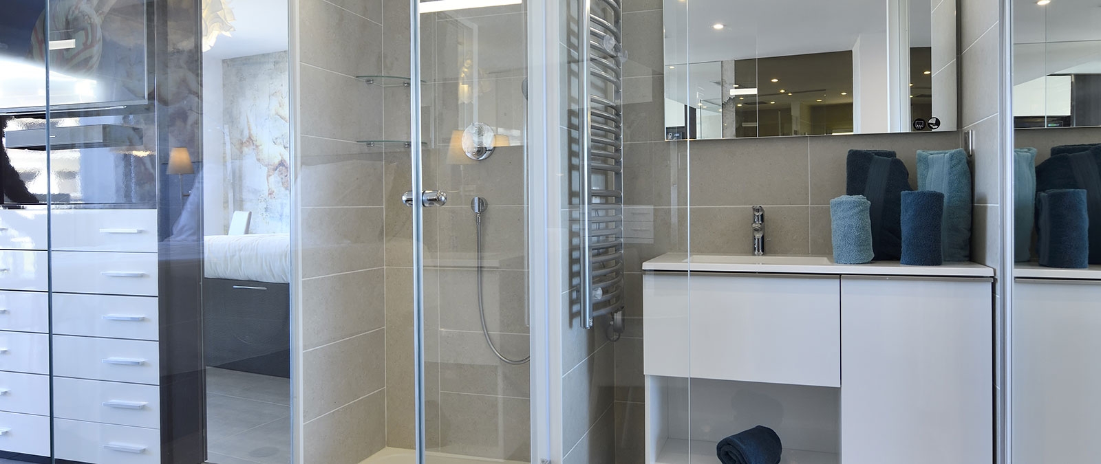 Duschbereich mit italienischer Dusche Premium-Junior-Suite im 1. Stock